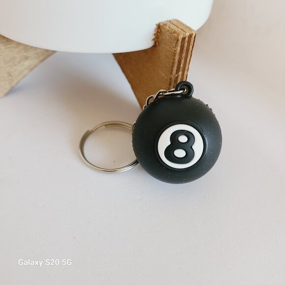 Unknown Brand 8 Ball Keychain Black and White NWOT Unisex Auto Home Collection - Picture 3 of 4
